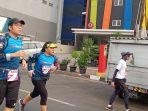 ua-pelari-full-marathon-tengah-melintasi-jalan-jua-pagi.jpg