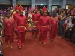 uacara-adat-tulude-penyerahan-kue-adat-tamo_20160207_125807.jpg