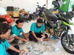 uang-receh-yang-diterima-dari-pembelisaatdihitung-oleh-pemilik-dealer-motor-second.jpg