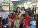ucie-sucita-kunjungi-korban-tsunami-anyer_20181226_210907.jpg