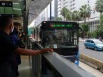 uji-coba-busway-transjakarta-di-halte-bundaran-hi_20221006_203703.jpg