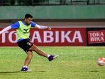 uji-coba-lapangan-madura-united_20170225_182516.jpg