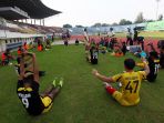 uji-coba-lapangan-mitra-kukar_20170224_203326.jpg