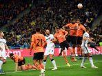 ukraina-andrey-pyatov-beraksi-selama-pertandingan-sepak-bola.jpg