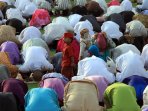 umas-islam-shalat-ied-di-taman-alun-alun-bandung_20150719_193614.jpg