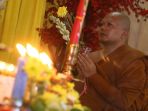 umat-budha-pringati-hari-raya-waisak-2561-be_20170513_183914.jpg