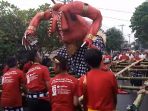 umat-hindu-arak-patung-buto-kala-pegang-gadget_20170327_190921.jpg