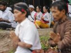 umat-hindu-melaksanakan-melasti-jelang-nyepi_20200309_183459.jpg