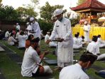 umat-hindu-peringati-hari-raya-galungan-di-pura-kerta-jaya_20200917_164700.jpg