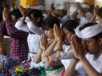umat-hindu-sembayang-hari-raya-galungan_20160907_163600.jpg