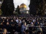 umat-islam-berkumpul-untuk-melaksanakan-salat-idul-fitri-di-masjid-al-aqsa.jpg