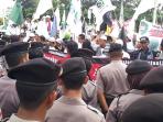 umat-islam-di-babel-demo-ahok_20161028_154340.jpg