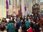 umat-katolik-dari-berbagai-wilayah-mendatangi-gereja-maria-diangkat-ke-surga.jpg