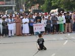umat-muslim-lakukan-salat-idulfitri-1439-h_20180615_210406.jpg