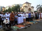 umat-muslim-lakukan-salat-idulfitri-1439-h_20180615_210804.jpg