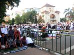 umat-muslim-lakukan-salat-idulfitri-1439-h_20180615_213000.jpg