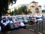 umat-muslim-lakukan-salat-idulfitri-1439-h_20180615_213302.jpg