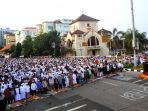 umat-muslim-lakukan-salat-idulfitri-1439-h_20180615_213537.jpg