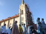 umat-muslim-sholat-ied-di-halaman-gereja-malang_20170626_145050.jpg