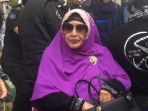 umi-tatu-ditemui-usai-berziarah-ke-makam-ustaz-uje_20170412_215259.jpg