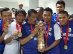 umuh-muchtar-persib-juara-tantan_20141109_172252.jpg