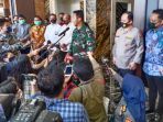 unair-serahkan-hasil-uji-klinis-kombinasi-obat-penawar-covid-19_20200816_231509.jpg