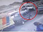 underpass-kentungan-yogyakarta-ambles-truk-dan-jeep-jatuh-terguling.jpg