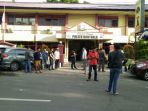 unit-k-9-ditsabhara-polda-sulsel-menyisir-lokasi-pelemparan-bok-pipa-di-mapolsek-bontoala_20180101_101651.jpg