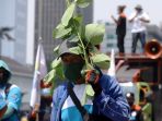 unjuk-rasa-buruh-desak-pembatalan-uu-cipta-kerja_20210421_212157.jpg