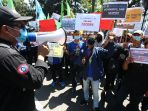 unjuk-rasa-buruh-di-ptun-bandung_20200728_210426.jpg