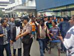 unjuk-rasa-di-depan-hermes-place_20160722_150408.jpg