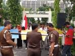 unjuk-rasa-di-kejati-riau_20161107_135817.jpg