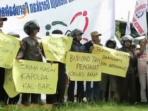 unjuk-rasa-di-sidang-putusan-budiono-tan_20150421_033506.jpg