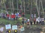 unjuk-rasa-di-tengah-sungai_20160605_130946.jpg