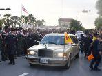 unjuk-rasa-di-thailand-menghalangi-mobil-bangsawan.jpg