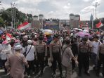 unjuk-rasa-dukung-hak-angket-di-depan-gedung-dpr_20240301_190243.jpg