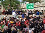 unjuk-rasa-menolak-omnibus-law-cipta-kerja-di-depan-gedung-dpr-ri.jpg
