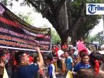 unjuk-rasa-pedagang-pasar-sutomo_20160418_135821.jpg