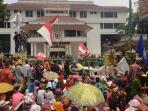 unjuk-rasa-penghuni-rumah-pinggir-rel_20160314_121349.jpg