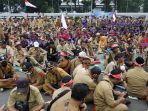 unjuk-rasa-perangkat-desa-di-depan-gedung-dpr-ri_20230125_182556.jpg