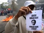unjuk-rasa-tolak-revisi-uu-pilkada-di-dprd-jabar_20240822_214752.jpg