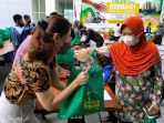 unpar-dan-ika-unpar-bagi-1000-paket-sembako-kepada-warga_20220422_172236.jpg