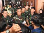untung-budiharto-diwawancarai-insan-pers-usai-meresmikan-ruang-kesehatan.jpg