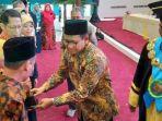 untung-penyandang-disabilitas-menerima-penghargaan-dar-unesa-atas-dedik.jpg
