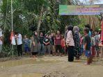 upacara-hari-lahir-pancasila-digelar-di-tengah-jalan-rusak-di-asahan-sumatera-utara.jpg