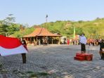 upacara-hut-kemerdekaan-ri-ke-76-dengan-pakaian-adat-kampung-jaw_20210817_201147.jpg