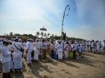 upacara-melasti-sambut-hari-raya-nyepi-di-bali_20220301_043117.jpg