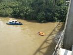upaya-pencarian-remaja-yang-lompat-ke-jembatan_20180304_120644.jpg