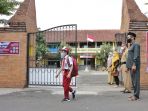 usai-ptm-siswa-sd-diwajibkan-antar-jemput-dari-keluarga_20210830_171813.jpg