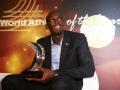usain-bolt-megang-pialaaa.jpg